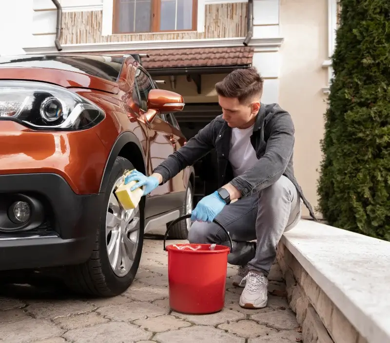 Lavage auto à domicile Plestin-les-Grèves : professionnel intervenant sur un véhicule